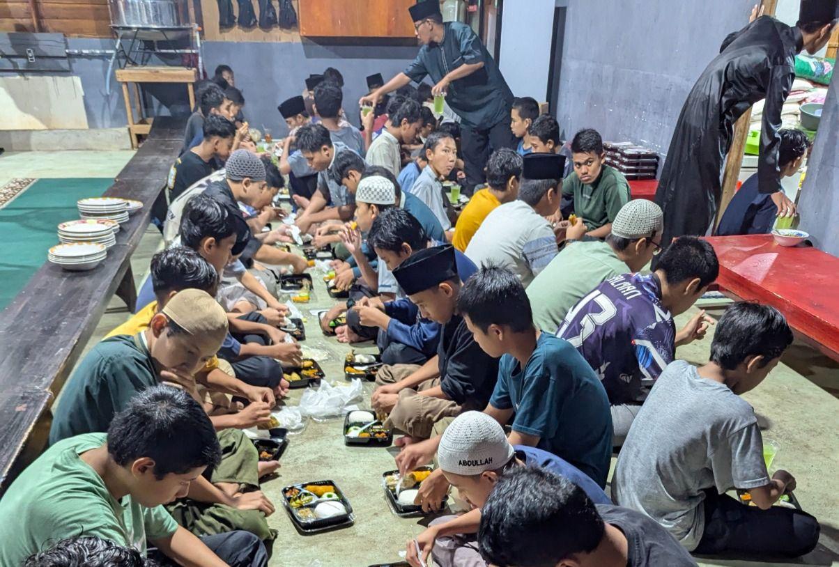 Ilustrasi-buka-puasa-bersama-alias-bukber.jpg