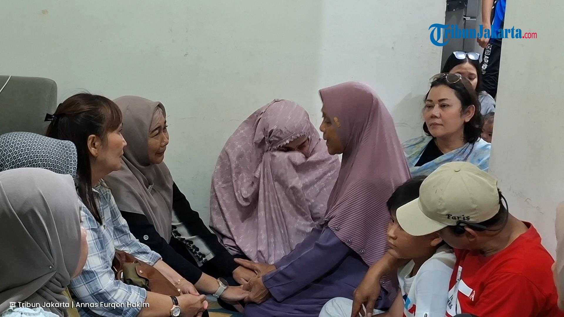 Istri-pegawai-KKP-Deden-Maulana-yang-menjadi-salah-satu-penumpang-di-Pesawat-ATR-42-500.jpg