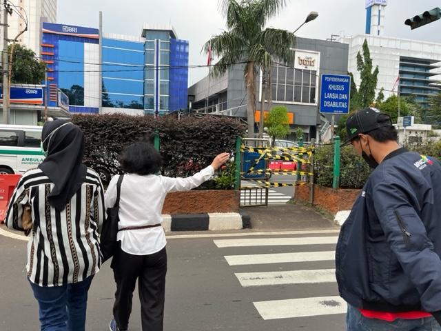 Jalur-penyeberangan-khusus-lansia-dan-disabilitas-di-depan-Kantor-Wali-Kota-Depok.jpg