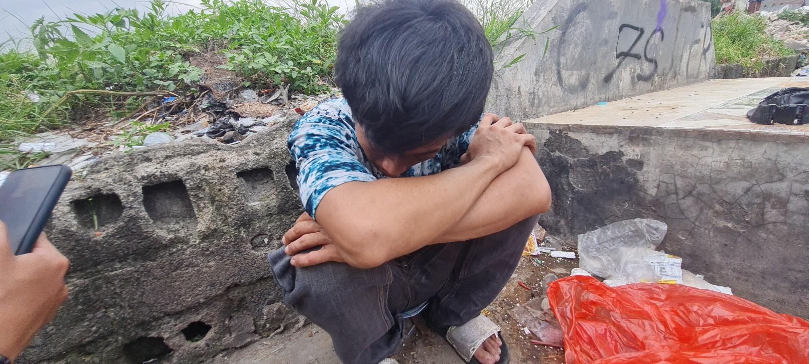 Japra-20-menunduk-di-sebuah-lahan-kosong-di-Kampung-Boncos-3.jpg