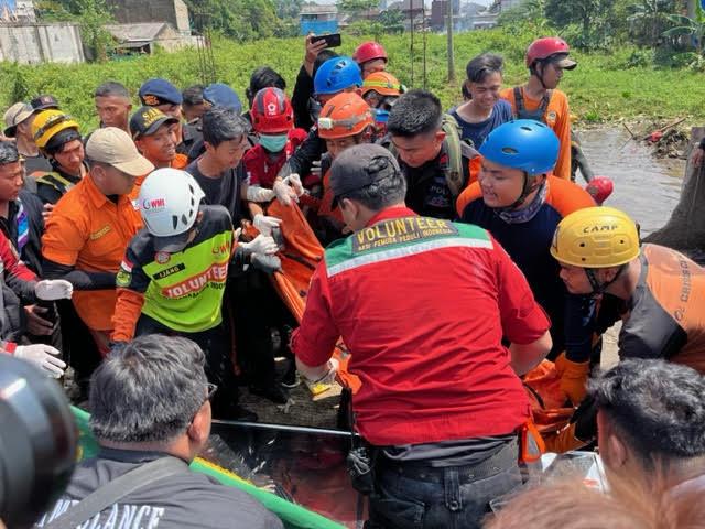 Jasad 2 Remaja Putri yang Hanyut Terbawa Banjir di Depok Ditemukan: Pertama Muncul Baju Warna Pink