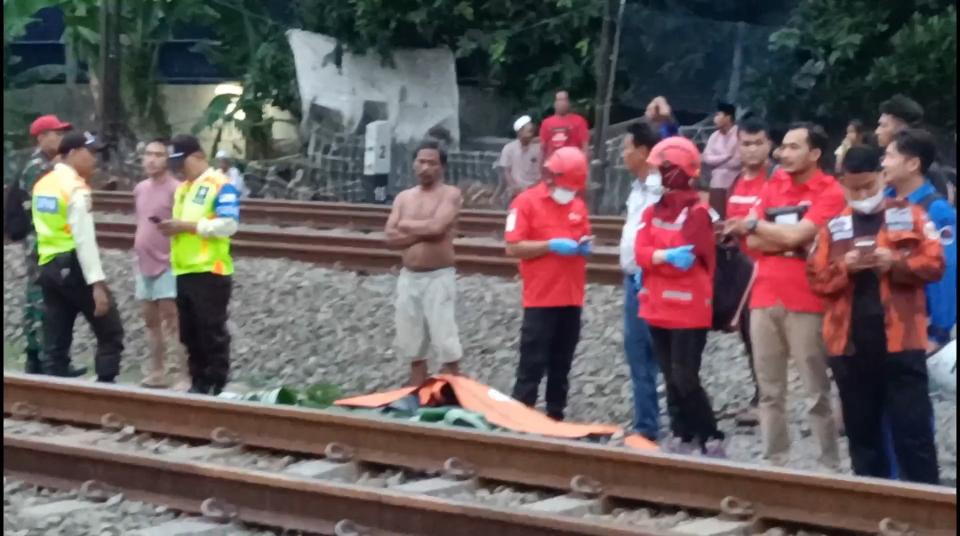 Jasad-seorang-wanita-tanpa-identitas-yang-tewas-tertabrak-kereta-di-Cakung.jpg