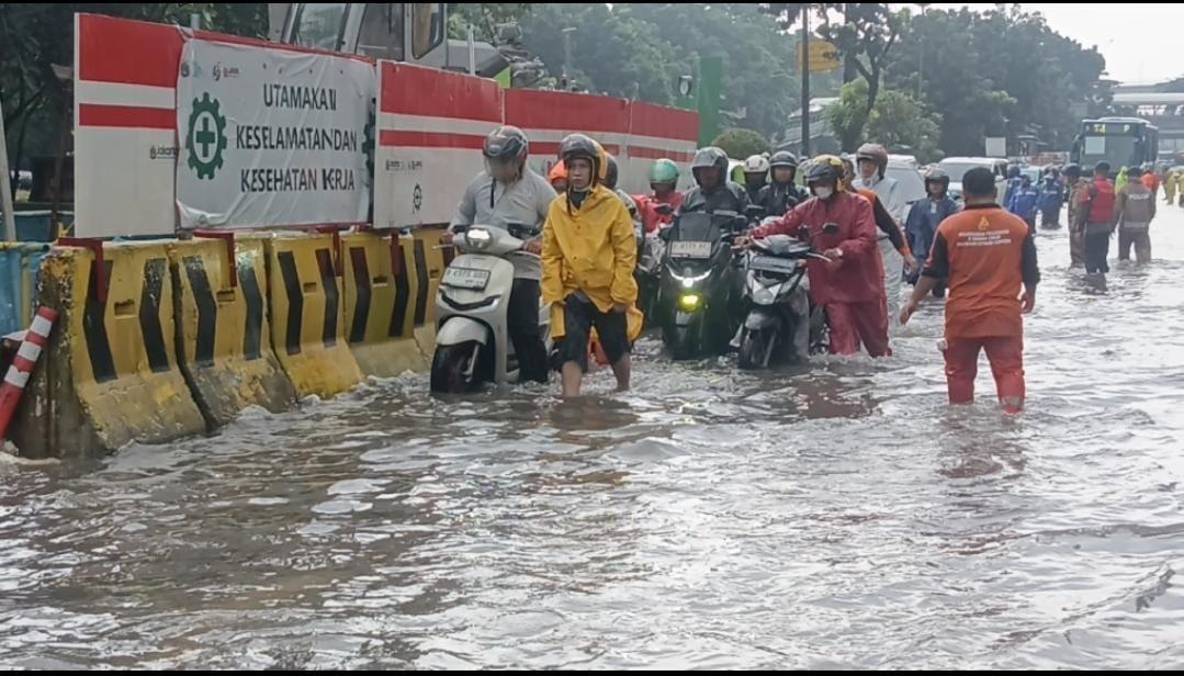 Jln-di-Panjaitan-banjir-akibat-hujan.jpg