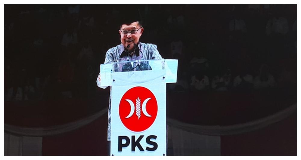 Jusuf-Kalla-saat-sedang-berpidato-di-acara-milad-ke-21-PKS-di-Istora-Senayan.jpg