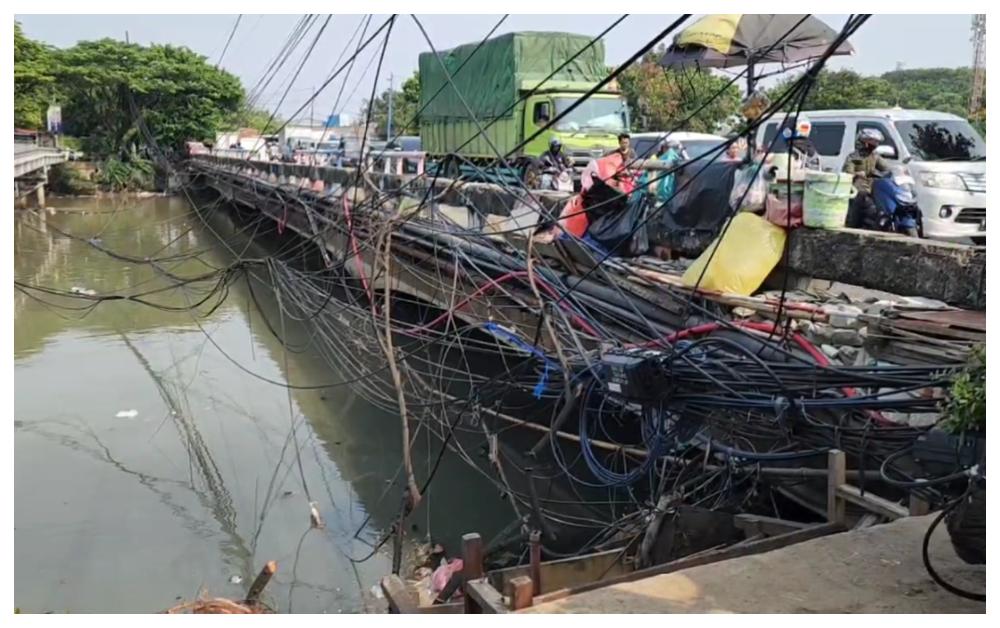 Bahaya Kabel Semrawut di Kapuk Muara Jakut, Menjuntai ke Jalan hingga Kali