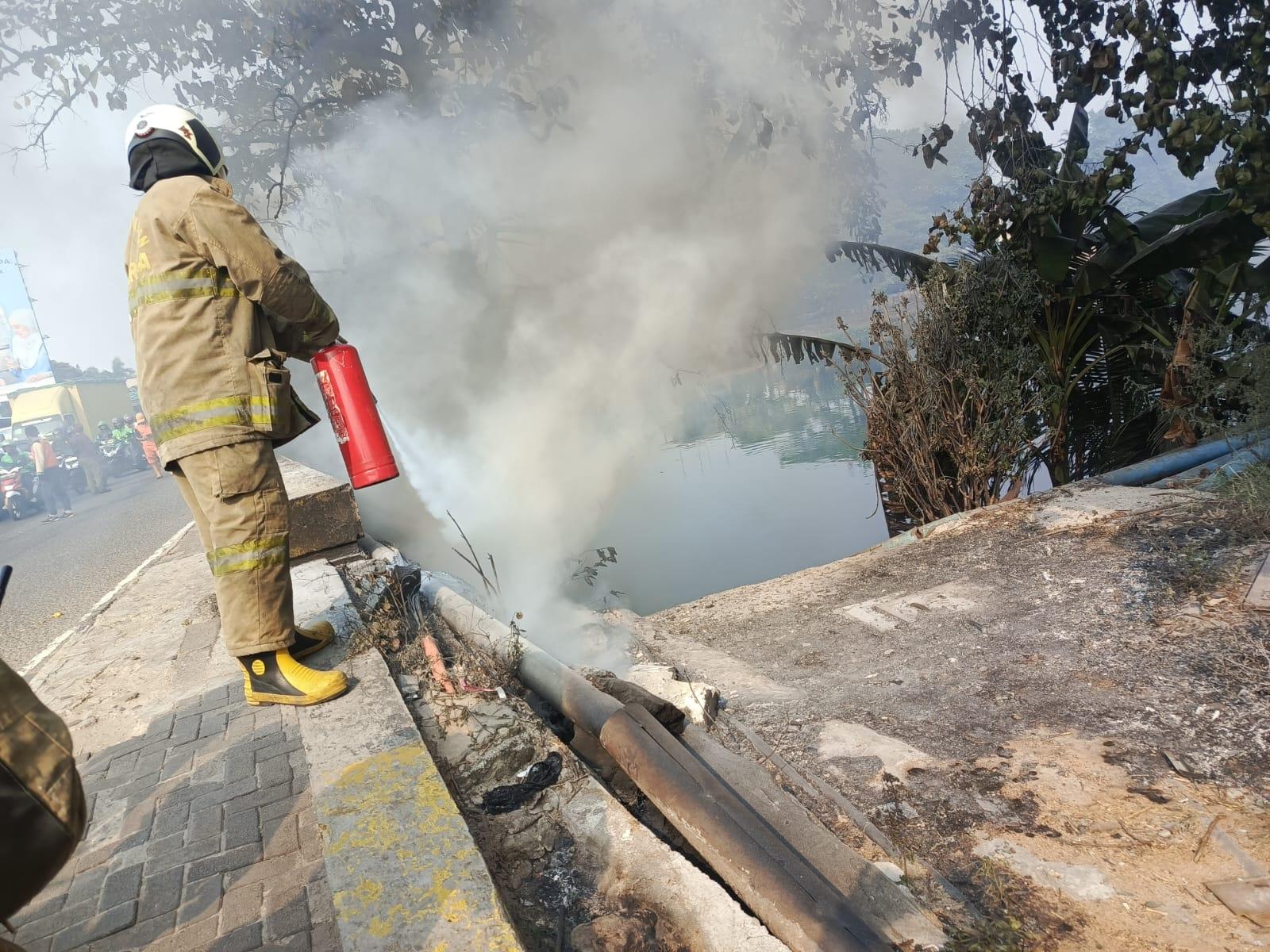 Kabel Utilitas Dekat Jembatan Gantung Cengkareng Terbakar, Jaringan Internet Warga Ikut Lumpuh - Tribunjakarta.com