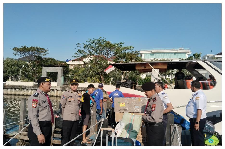 Polres Kepulauan Seribu Kawal Keberangkatan Ratusan Penumpang yang Akan Berlibur ke Pulau Wisata