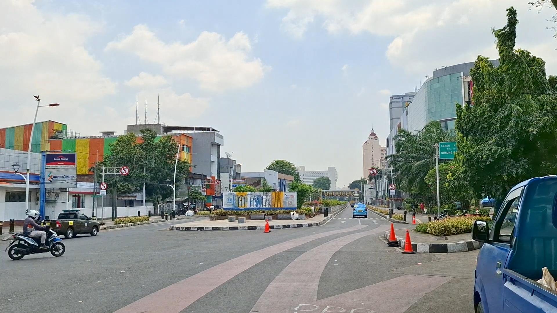 Suasana Terkini Kawasan Senen: Lalu Lintas di Jalan Kramat Kwitang Lancar, Pertokoan Masih Tutup