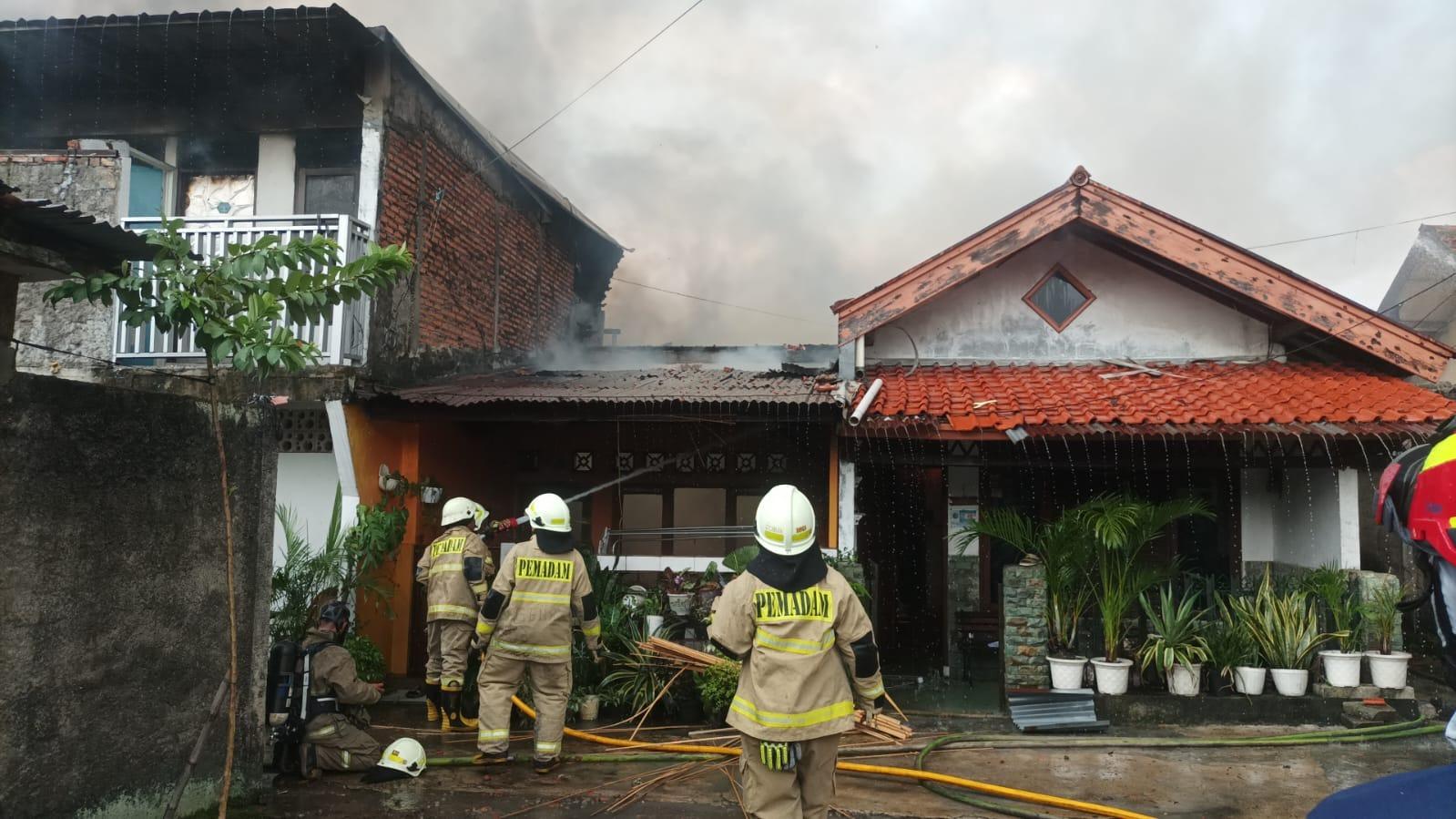 KEBAKARAN-Kebakaran-melanda-sebuah-rumah-tinggal-1233.jpg
