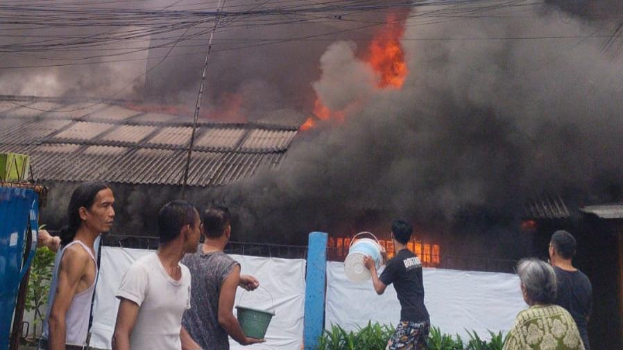 KEBAKARAN-RUMAH-KONTRAKAN-DI-CIRACAS.jpg