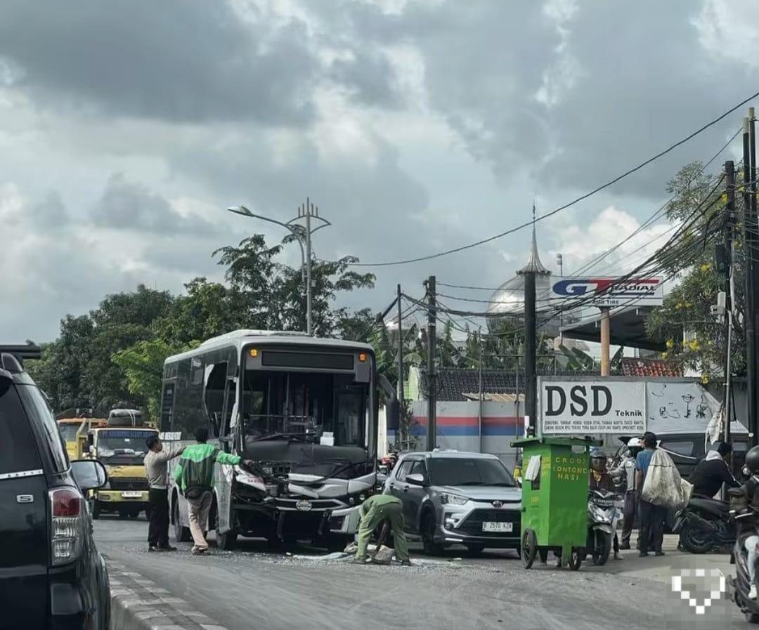 KECELAKAAN-DI-JALUR-TENGKORAK-BisKita-tabrak-truk-di-narogong-bekasi.jpg