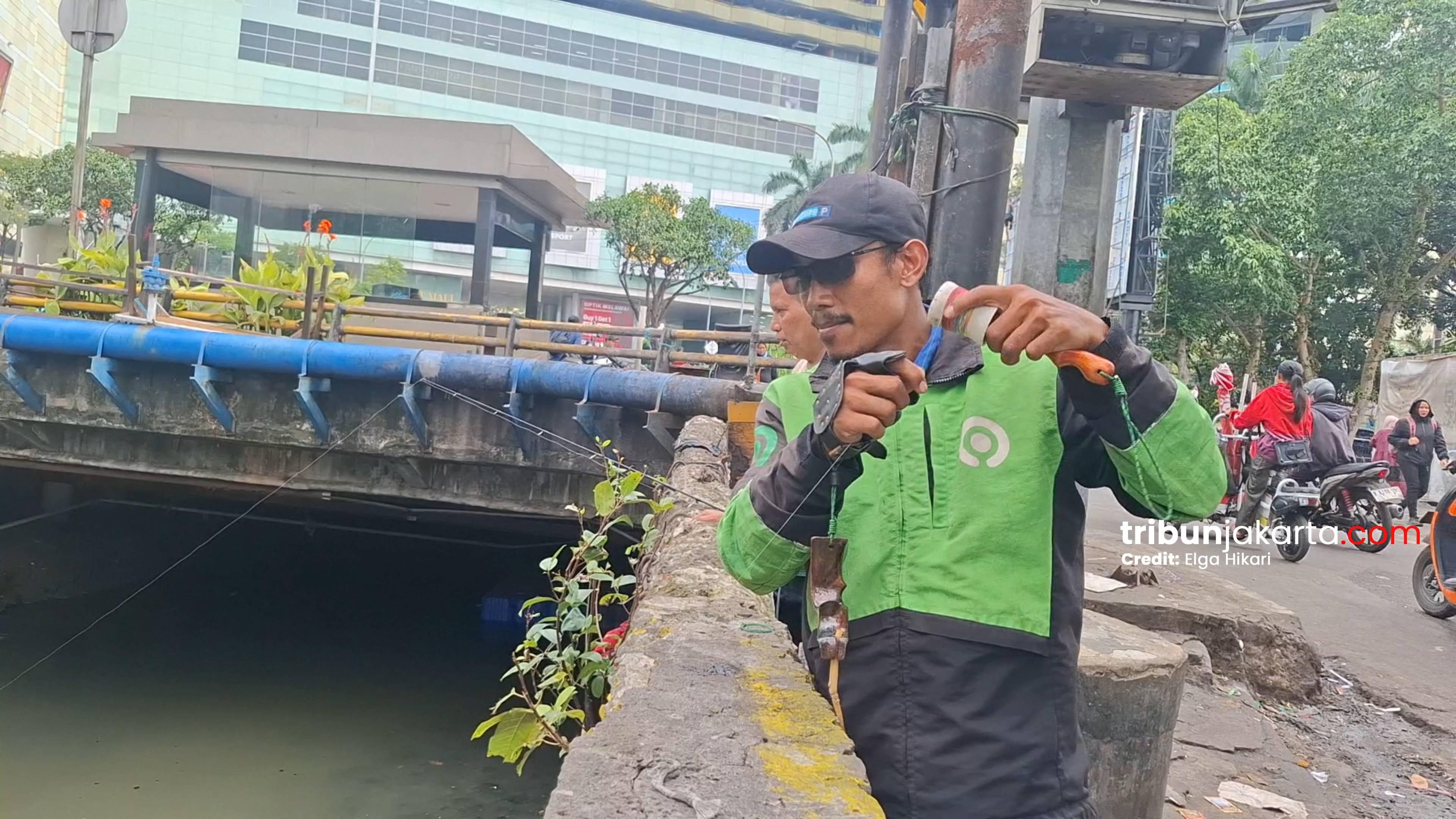 KETAPEL-IKAN-ojol-yang-mengetapel-ikan-di-kali-depan-Plaza-Indonesia-n.jpg
