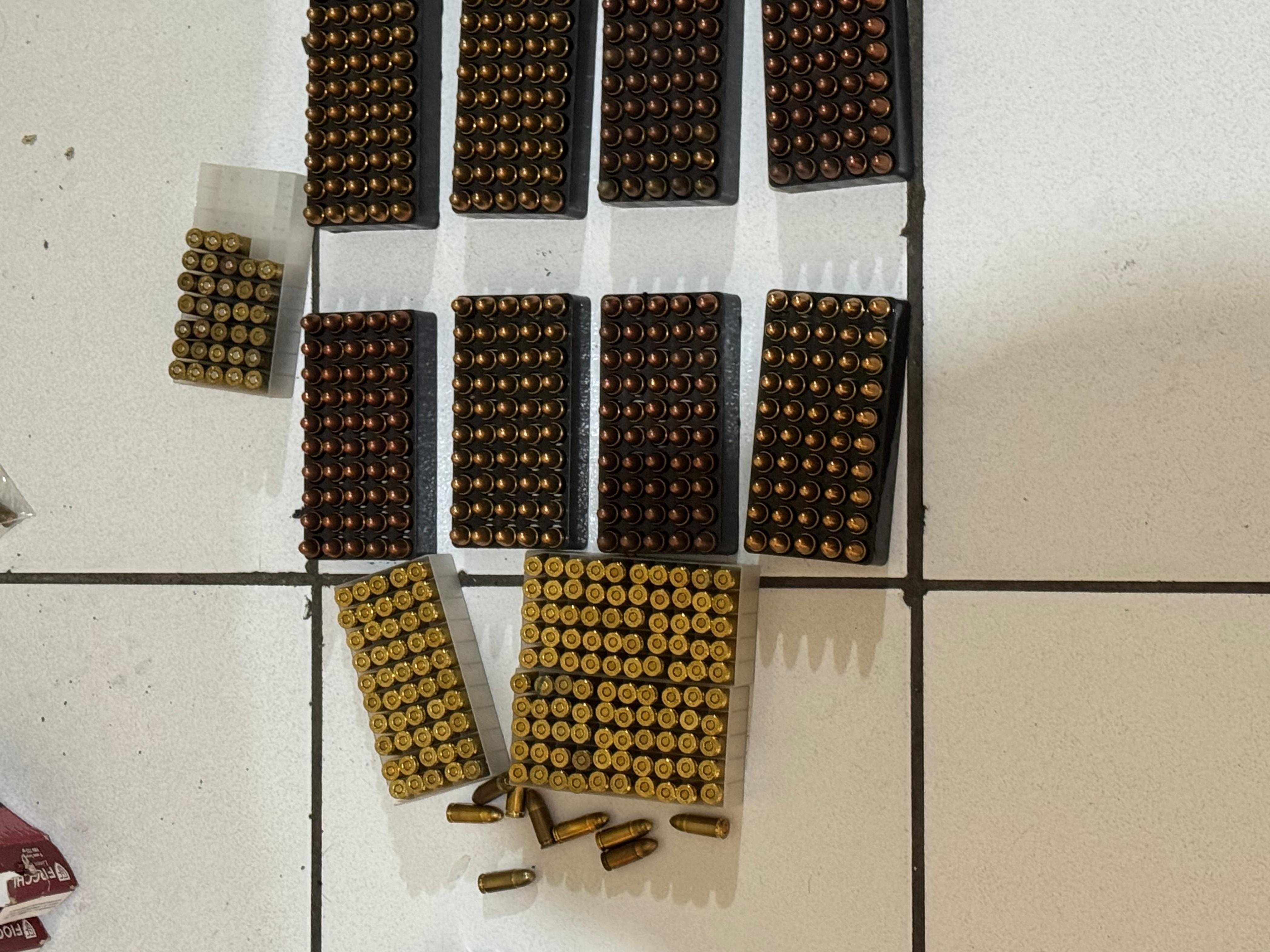 Koper Berisi Senjata Api hingga Ratusan Peluru Ditemukan di Pasar ...