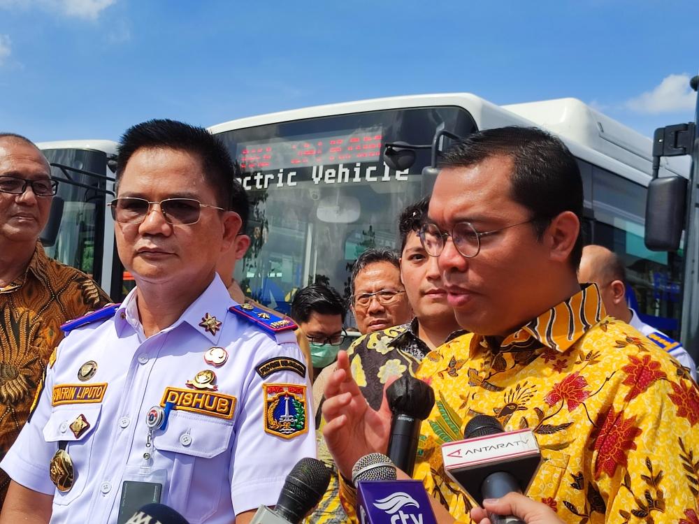 Kadishub-DKI-Jakarta-Syafrin-Liputo-dan-Dirut-Transjakarta-Mochammad-Yana-Aditya.jpg