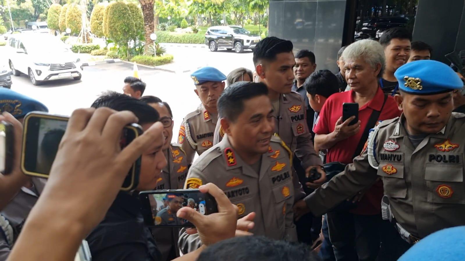 Kapolda-Metro-Jaya-Irjen-Karyoto-tak-banyak-berkomentar-saat-ditanya-perkembangan-kasus-judi-online.jpg