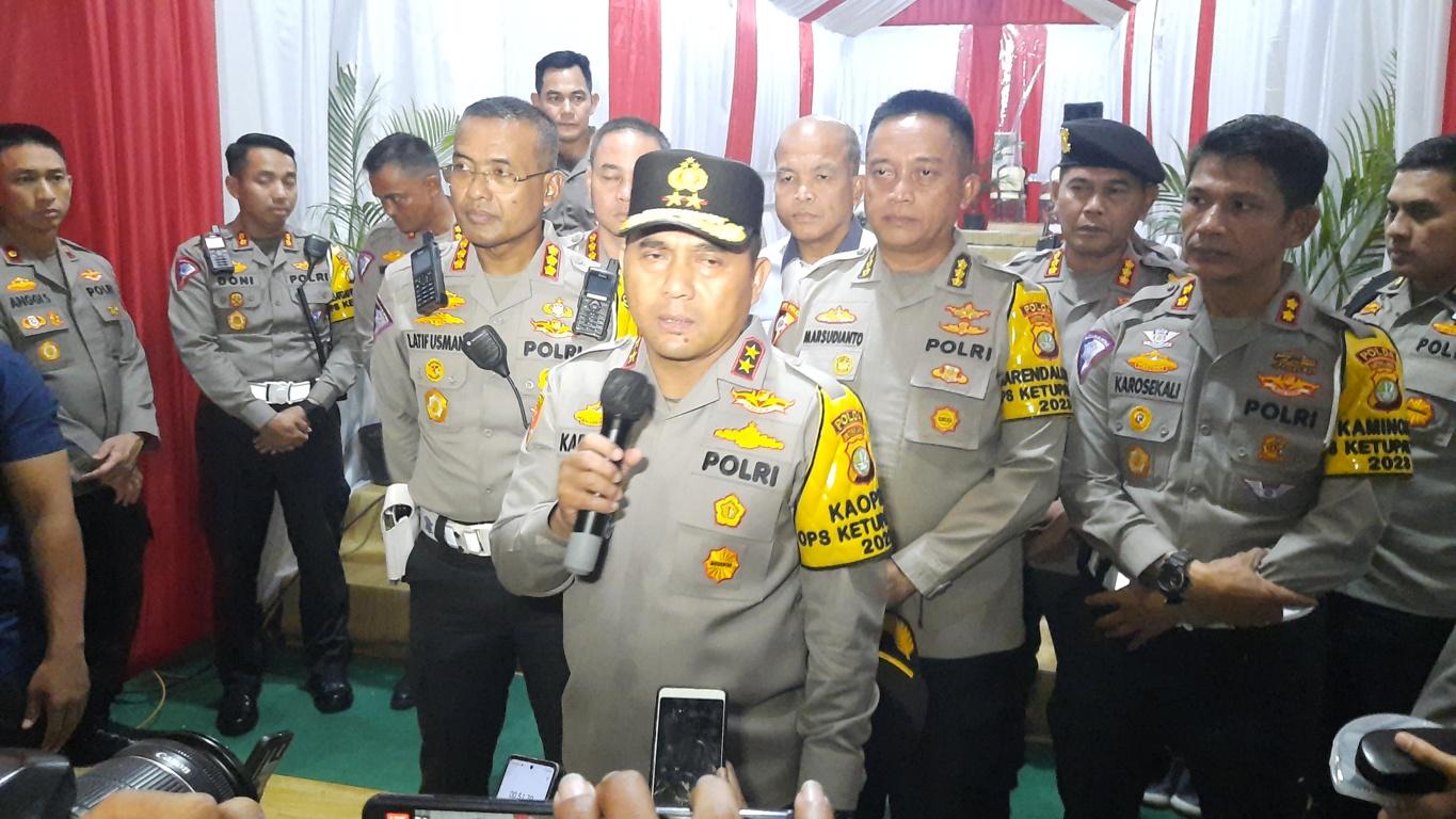 Kapolda-Metro-Jaya-Irjen-Pol-Karyoto-di-Pospam-Operasi-Ketupat-Jaya-KM-10-Tol-Jakarta-Cikampek.jpg