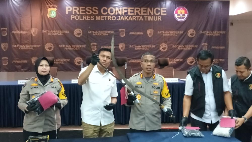 Kapolres-Metro-Jakarta-Timur-Kombes-Nicolas-Ary-Lilipaly-saat-menunjukkan-celurit.jpg