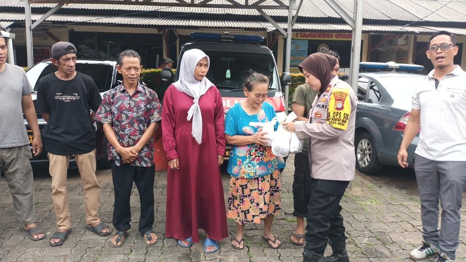 Kapolsek-Kramat-Jati-Kompol-Tuti-Aini-saat-membagikan-daging-hewan-kurban-ke.jpg