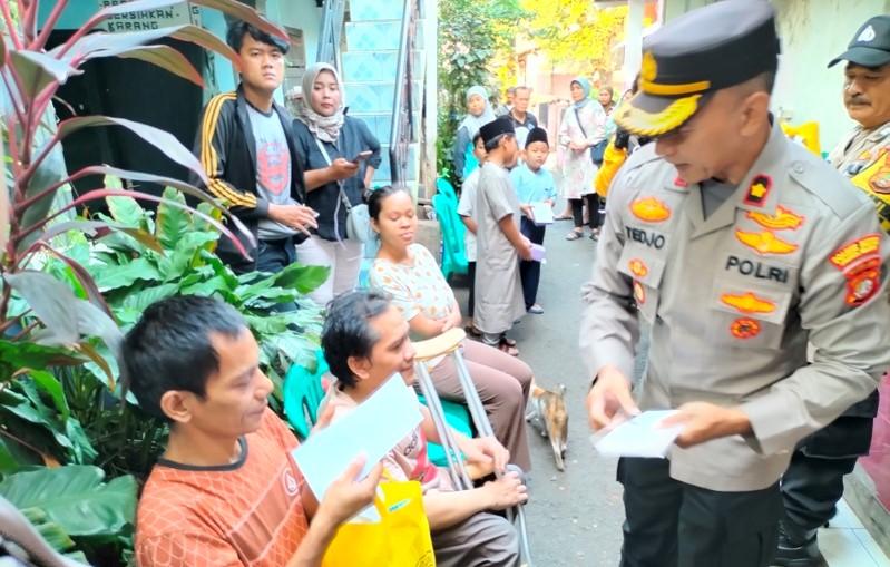 Kapolsek-Pesanggrahan-Kompol-Tedjo-Asmoro-bagikan-bantuan-ke-penyandang-disabilitas-di-Ulujami.jpg