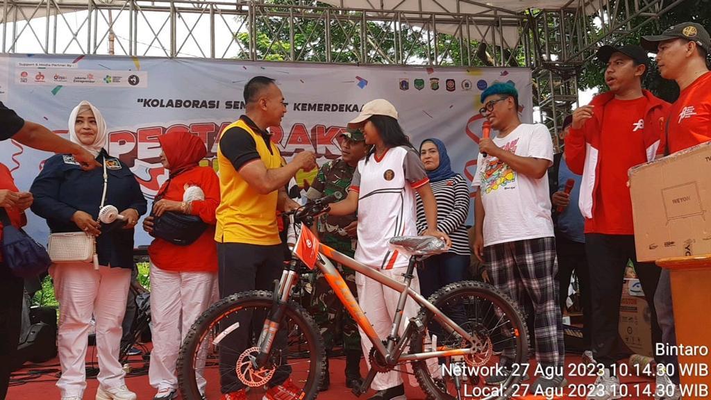 Hadiri Pesta Rakyat, Kapolsek Pesanggrahan Ingatkan Ortu Awasi Anak dengan Cek Akun Medsos