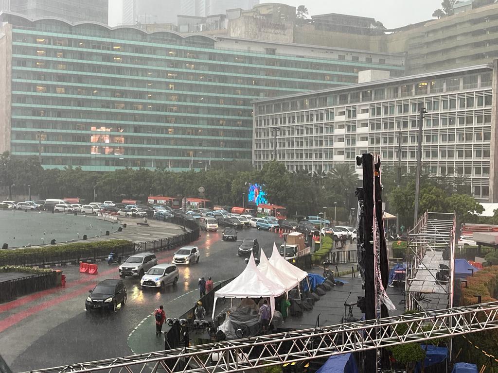 Jelang Perayaan Malam Tahun Baru, Kawasan Bundaran HI Diguyur Hujan Deras hingga Angin Kencang