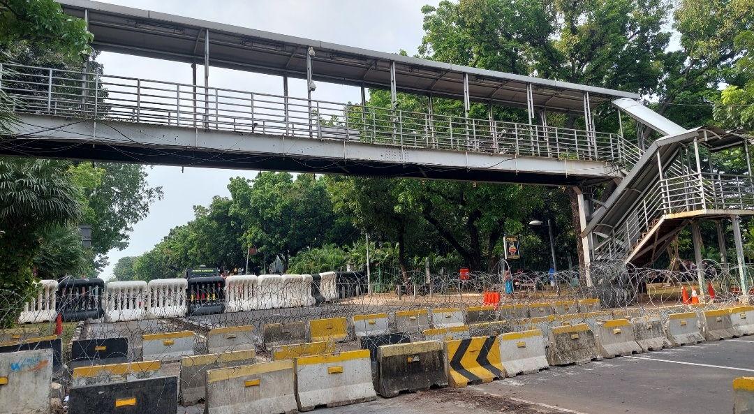 Kawat-beduri-di-kawasan-Patung-Kuda-Gambir-saat-unjuk-rasa-penolakan-kenaikan-harga-BBM.jpg