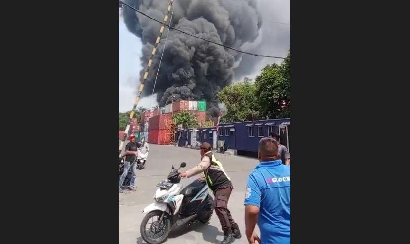 Kebakaran Hebat Melanda Gudang Peti Kemas di Cilincing, Warga Kocar-kacir Selamatkan Barang Berharga
