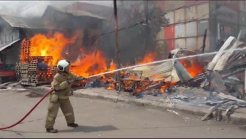 Lagi Makan, Pemilik Lihat Lapak Barang Bekas di Cakung Terbakar Hebat, Rugi Rp 800 Juta