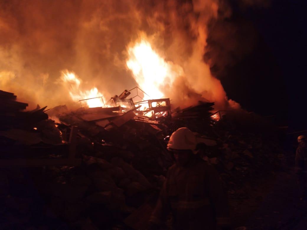 Kebakaran-lapak-dan-rumah-warga-di-Jalan-Tipar-Cakung-Cakung-Bara.jpg