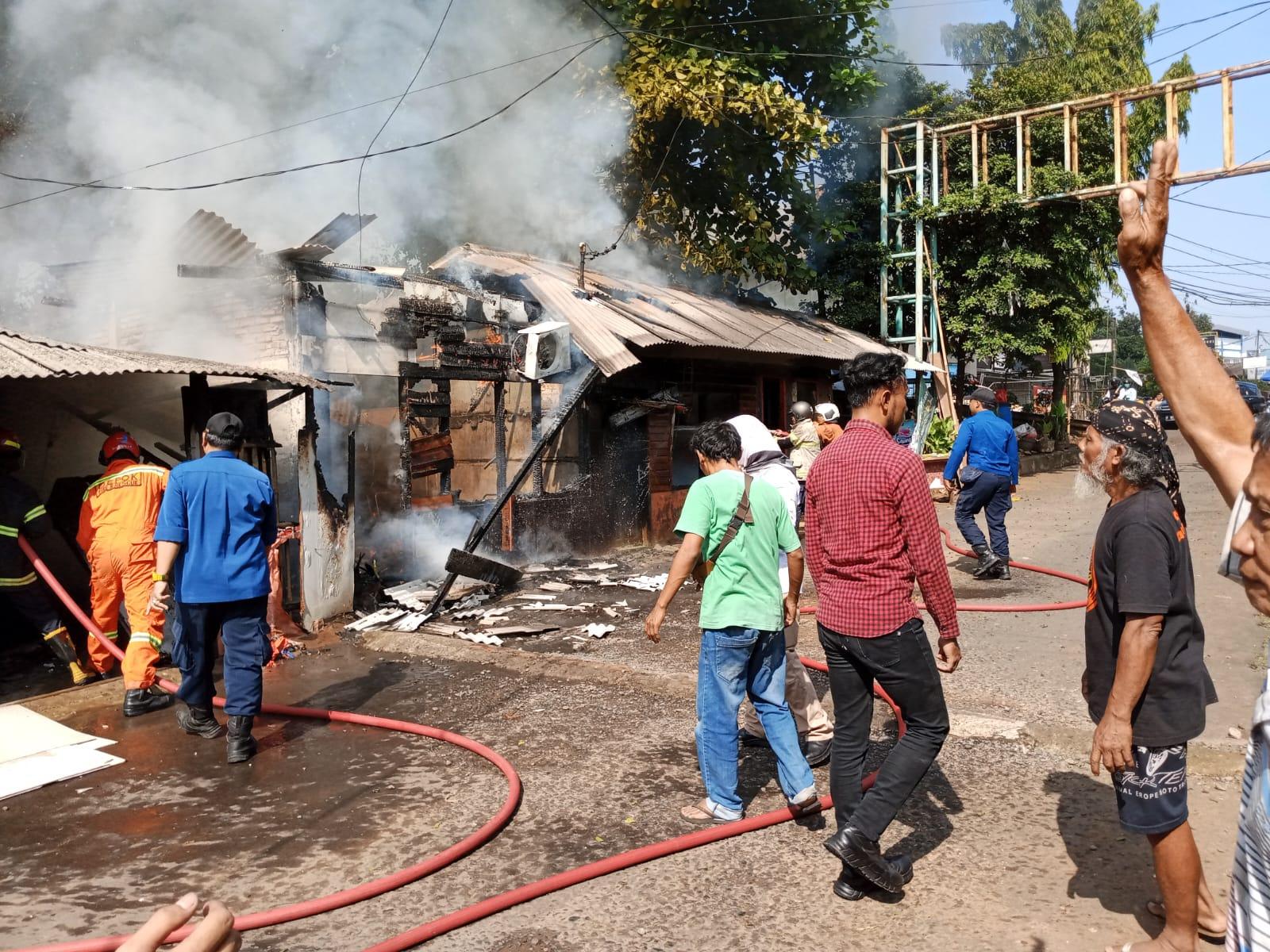 si Jago Merah Mengamuk Hanguskan Tiga Warung di Depok, Kerugian Ditaksir Puluhan Juta Rupiah