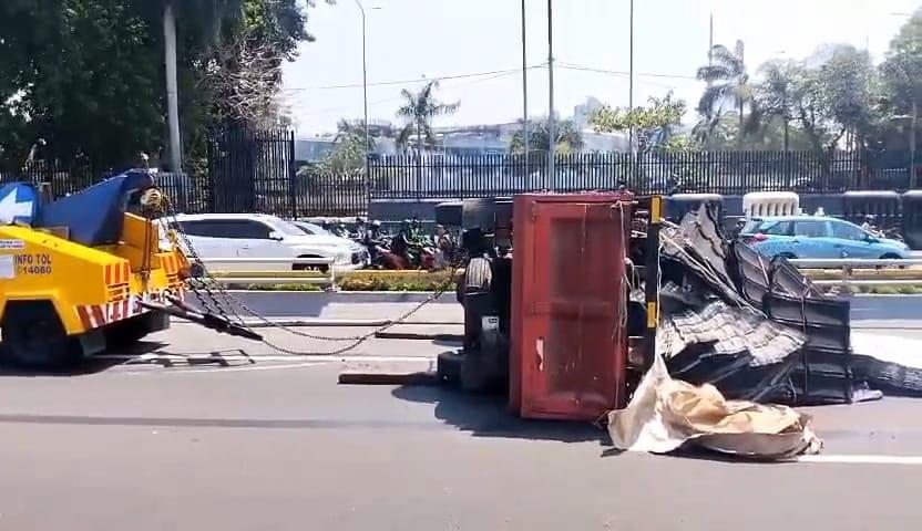 Kecelakaan-lalu-lintas-sebuah-truk-terguling-ter.jpg