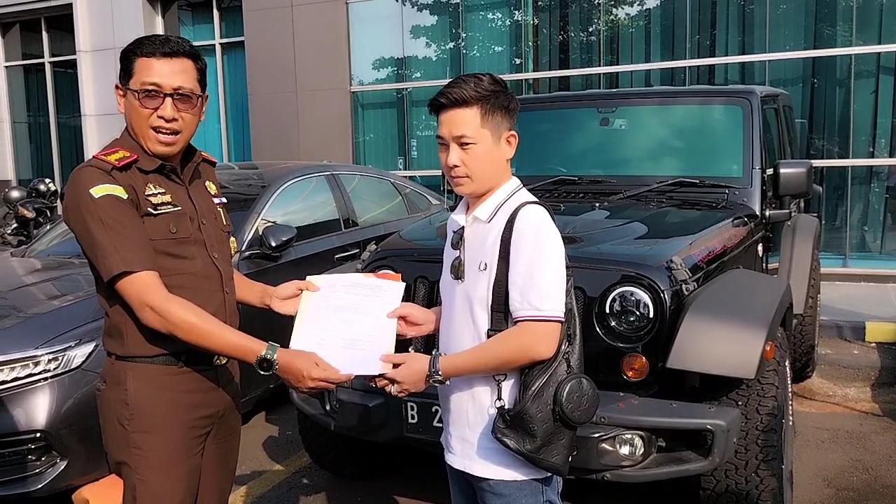 Kejaksaan-Negeri-Kejari-Jakarta-Selatan-menyerahkan-mobil-Jeep-Rubicon-yang-disita-dari-terpidana.jpg