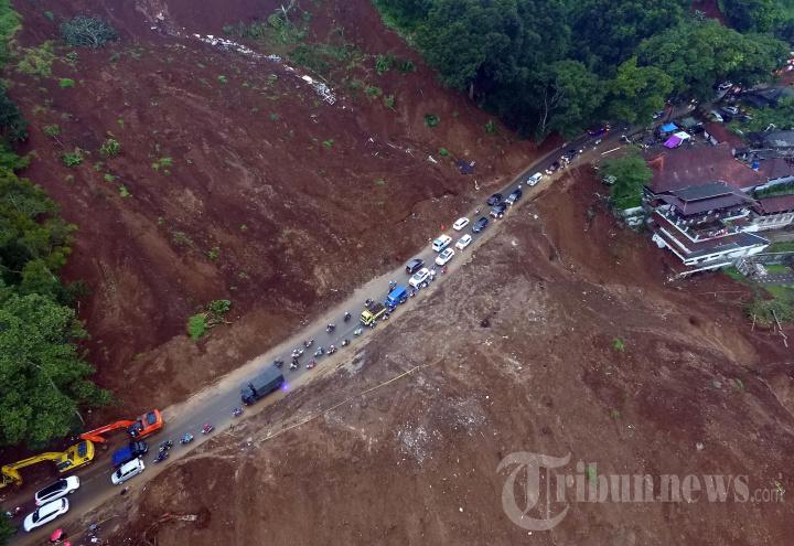 Kendaraan-melintas-di-Jalan-Raya-Cipanas-Cianjur-yang-longsor-di-Desa-Cugenang.jpg