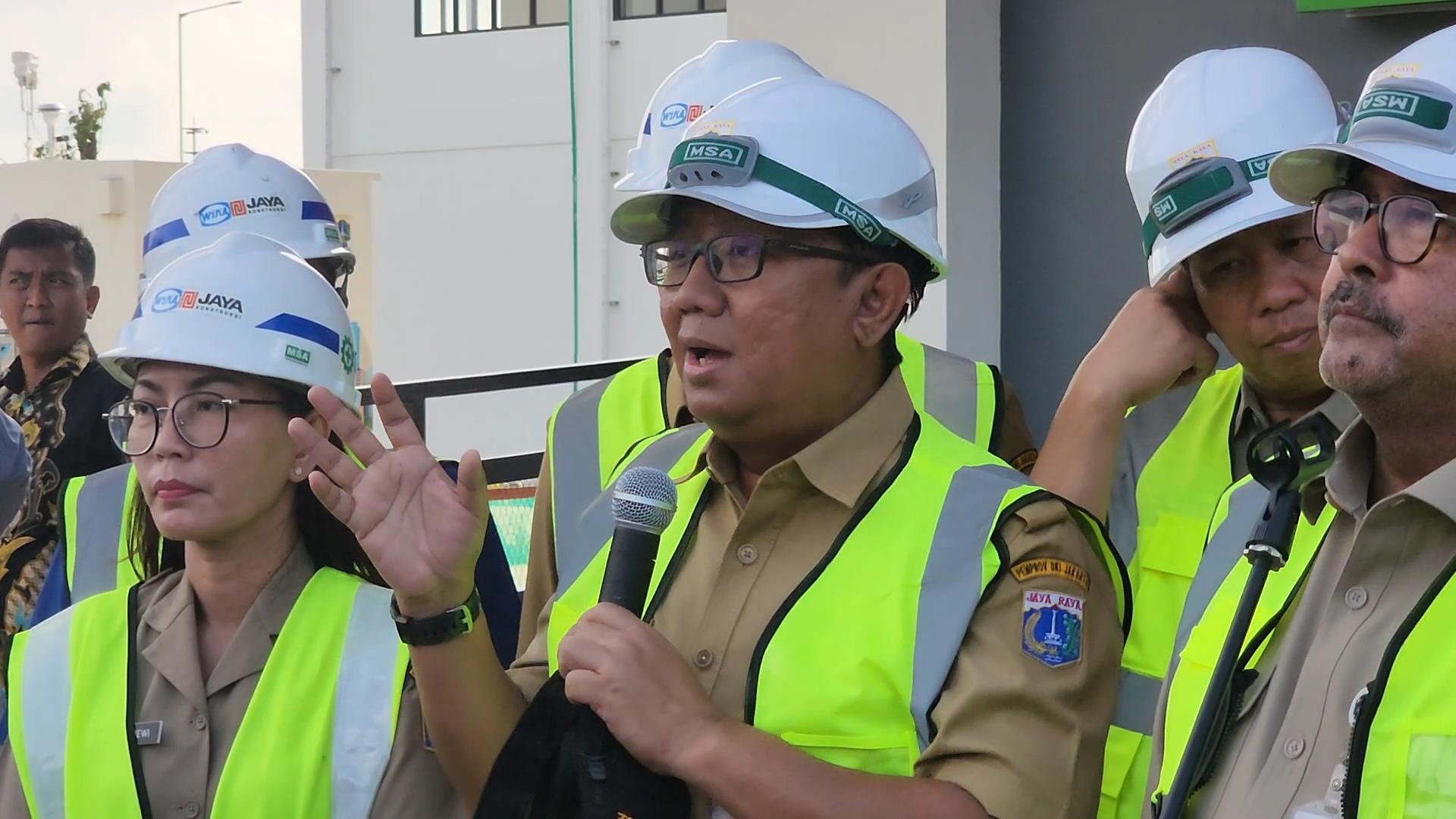 Kepala-Dinas-Lingkungan-Hidup-DKI-Jakarta-Asep-Kuswanto-uang-bau.jpg