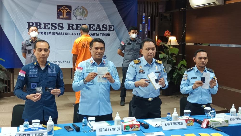 Kepala-Divisi-Imigrasi-Kakanwilkumham-DKI-Jakarta-Pamuji-Raharja-WNA-penjual-berlian-palsu.jpg