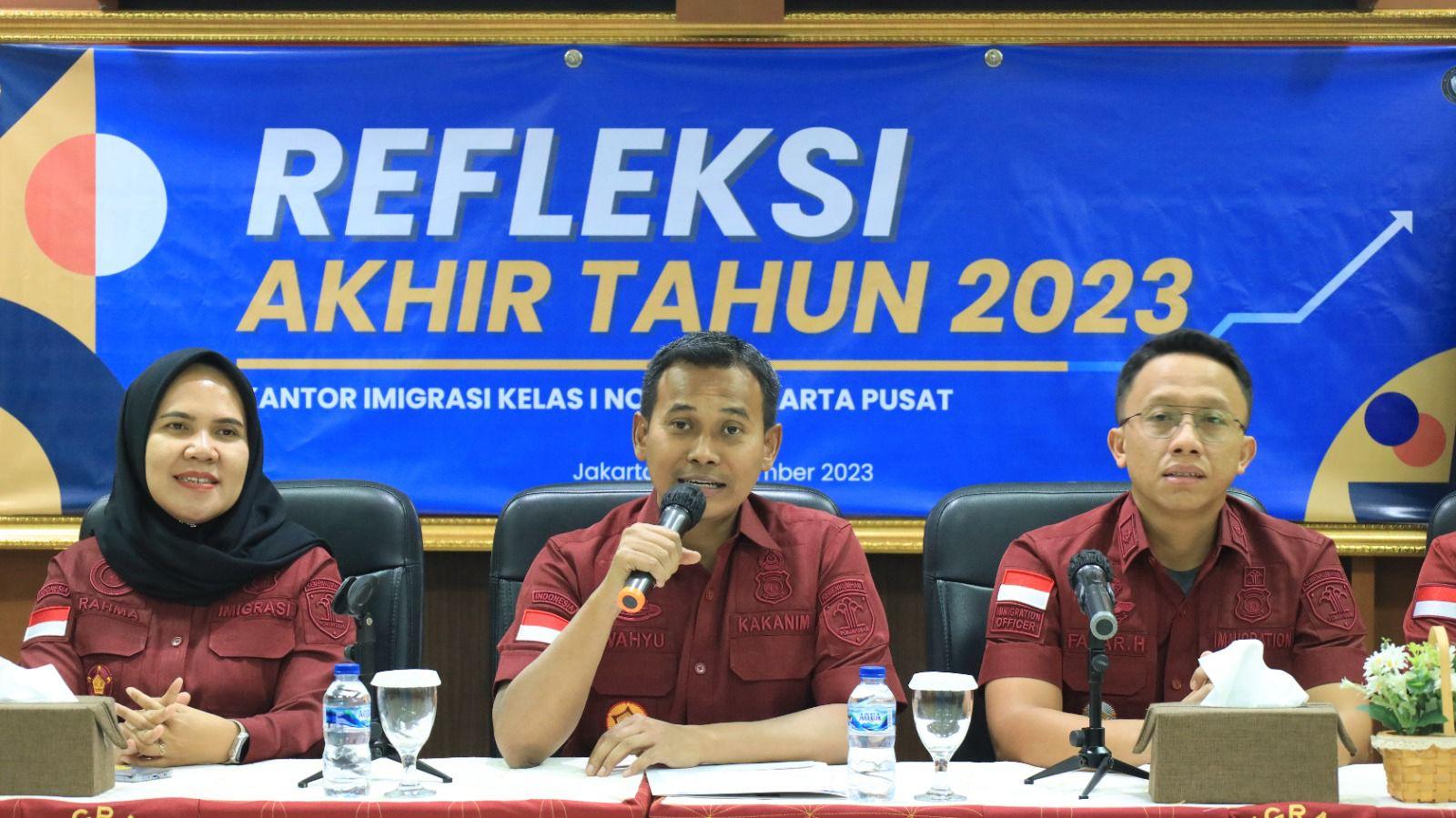 Kepala-Kantor-Imigrasi-Kelas-I-Non-TPI-Jakarta-Pusat-Wahyu-Hidayat-dan-jajaran-Jumat-29122023.jpg