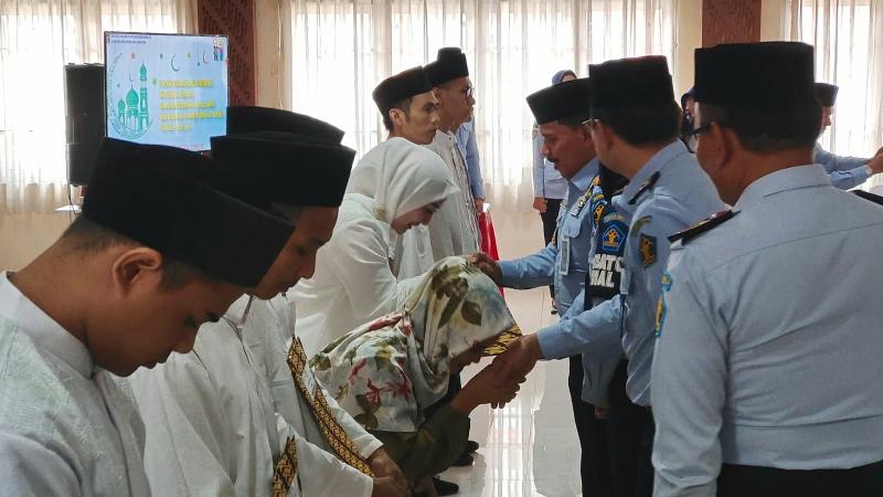 Kepala-Kanwilkumham-DKI-Jakarta-Ibnu-Chuldun-saat-menyerahkan-remisi-kepada-para-narapidana.jpg