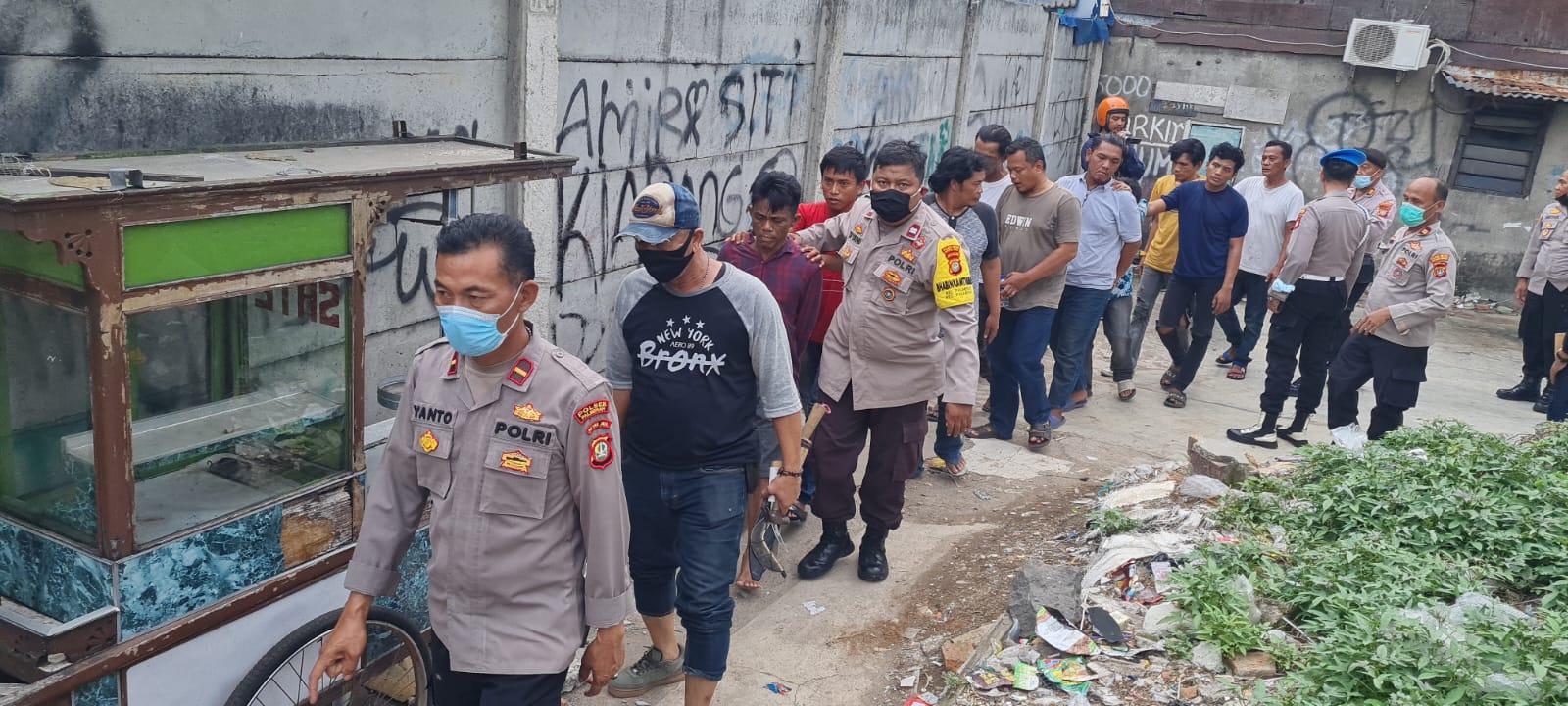 Kepolisian-menangkap-12-orang-saat-melakukan-penggerebekan-narkoba-di-Kampung-Boncos.jpg