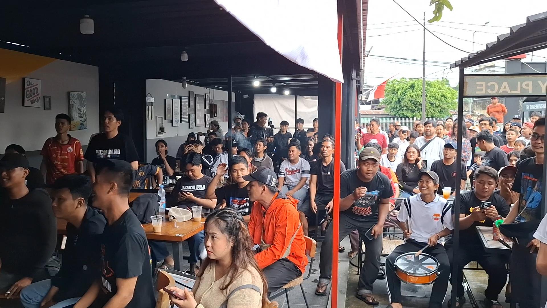 Keseruan-Nobar-Persib-vs-Persija-di-Sekretariat-Korwil-The-Jak-Mania.jpg