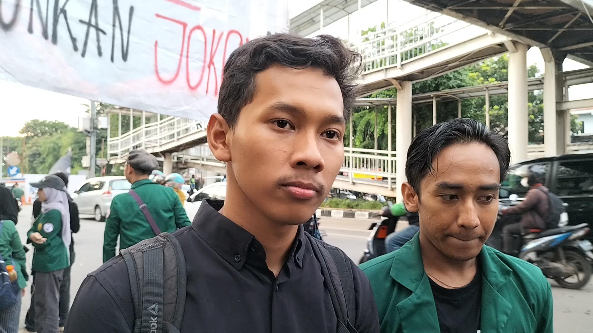 Ketua-BEM-UNJ-Tsabit-Syahidan-menegaskan-UNJ-satu-suara-menuntut-pemakzulan-Presiden-Jokowi.jpg