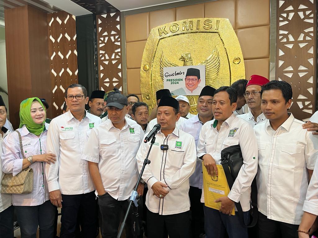 Ketua-DPW-PKB-DKI-Hasbiallah-Ilyas-usai-mendaftarkan-106-kadernya-di-KPU-DKI.jpg
