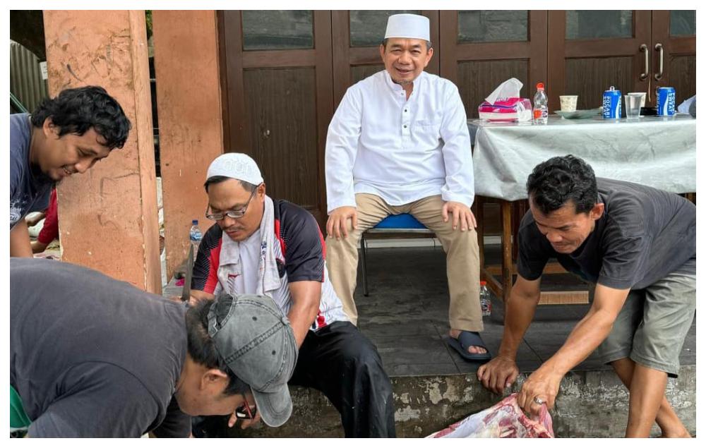 Ketua-Fraksi-PKS-DPR-RI-Jazuli-Juwaini-hewan-kurban-1.jpg