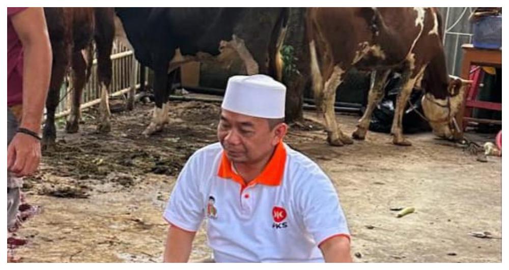 Ketua-Fraksi-PKS-DPR-RI-Jazuli-Juwaini-saat-menyembelih-hewan-kurban-1.jpg