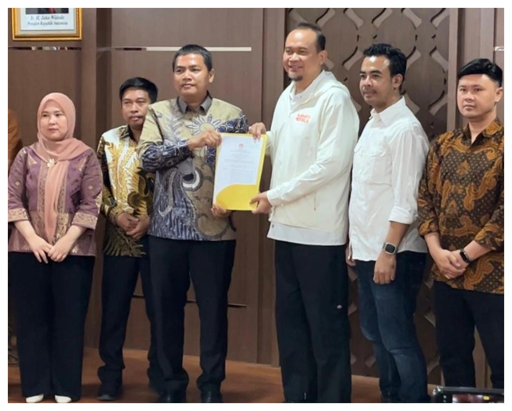 Ketua-KPU-DKI-Jakarta-Wahyu-Dinata-menyerahkan-surat-ketetapkan-paslon-Pramono-Rano.jpg