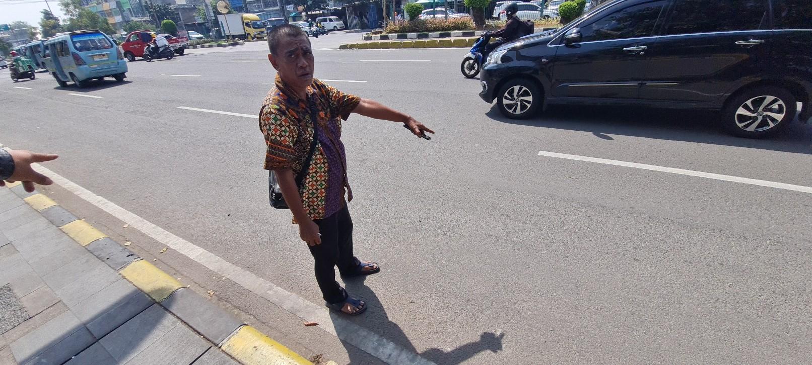 Ketua-RW-004-Taman-Sari-menunjukkan-lokasi-ditemukannya-selongsong-peluru.jpg