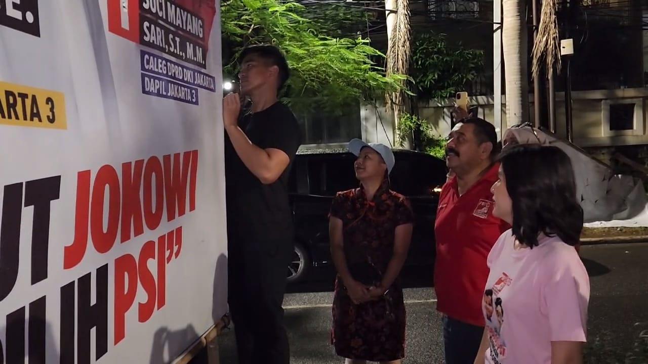 Beberapa Jam Jelang Masa Tenang Pemilu 2024, Kaesang Pimpin Pencopotan Baliho PSI di Jakarta