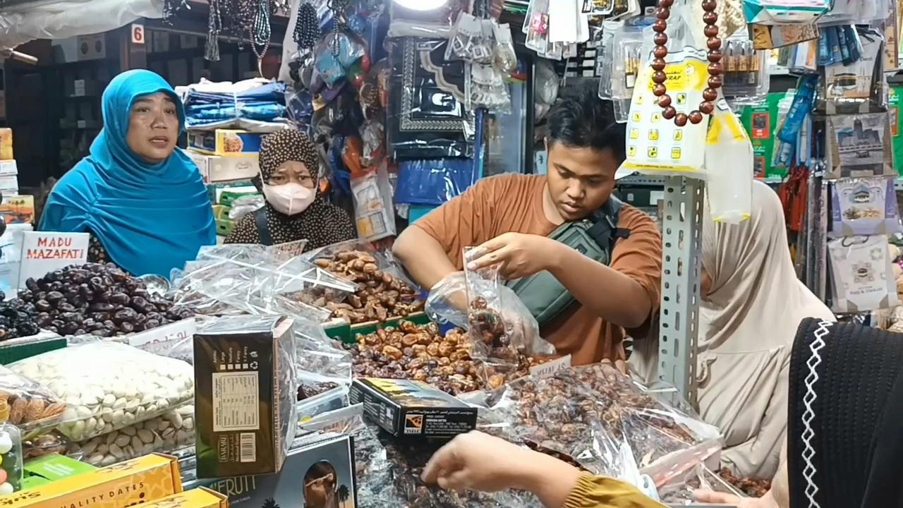 Kios-pedagang-kurma-di-Pasar-Jatinegara-yang-ramai-diserbu.jpg