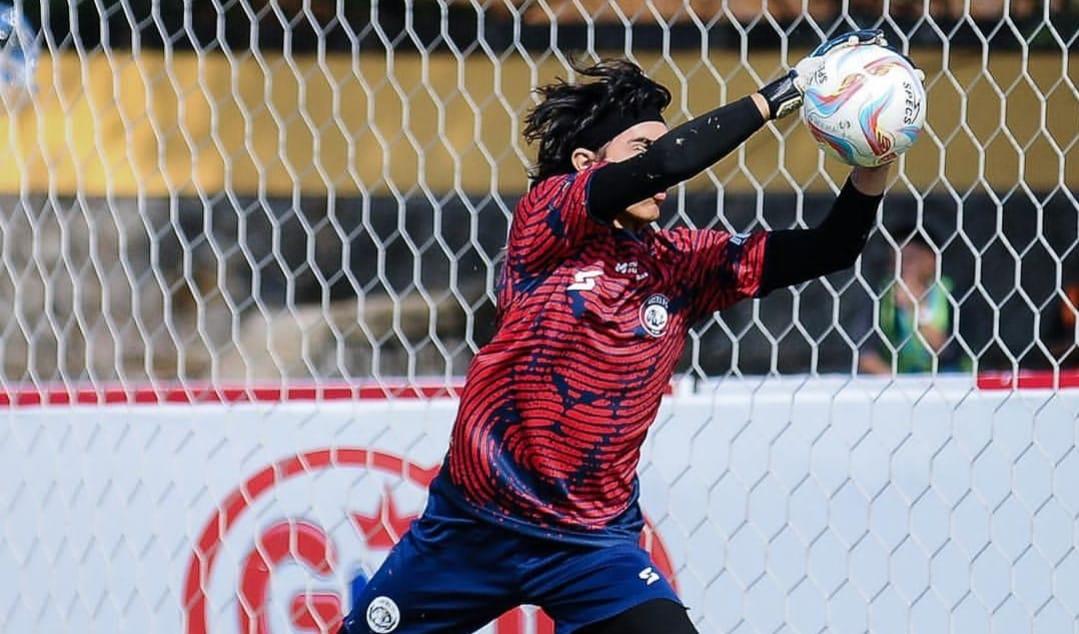 Edan! Kiper Arema FC Julian Schwarzer Cuma Bisa Dijebol Lewat Penalti, Ternyata Putra Legenda
