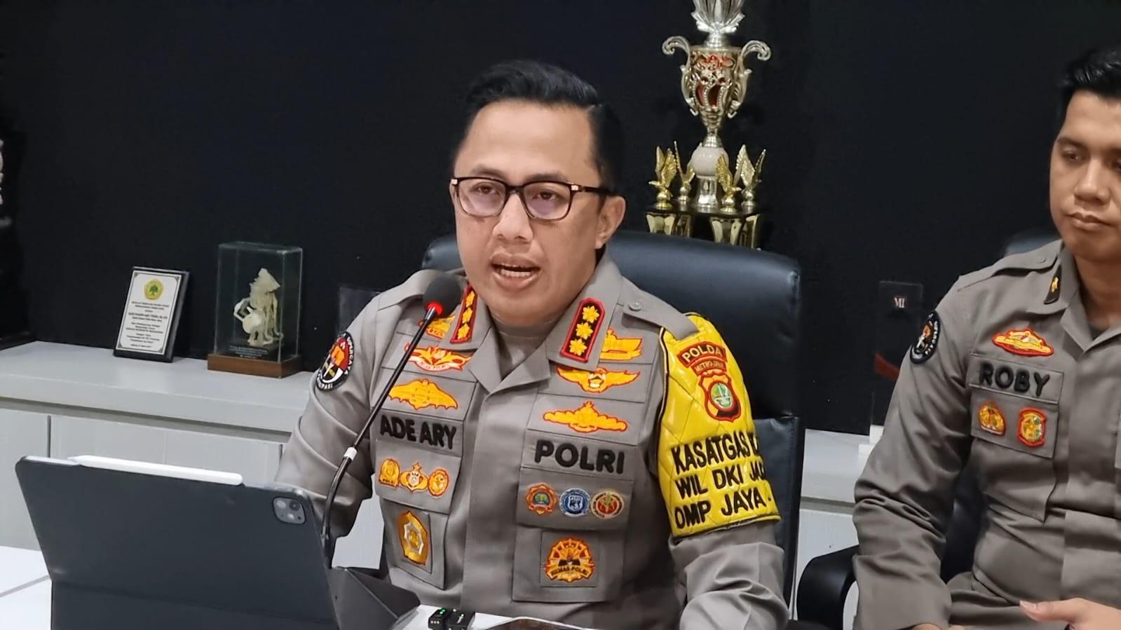 Kombes-Ade-Ary-Syam-Indradi-saat-menjelaskan-perkembangan-kasus-judi-online.jpg