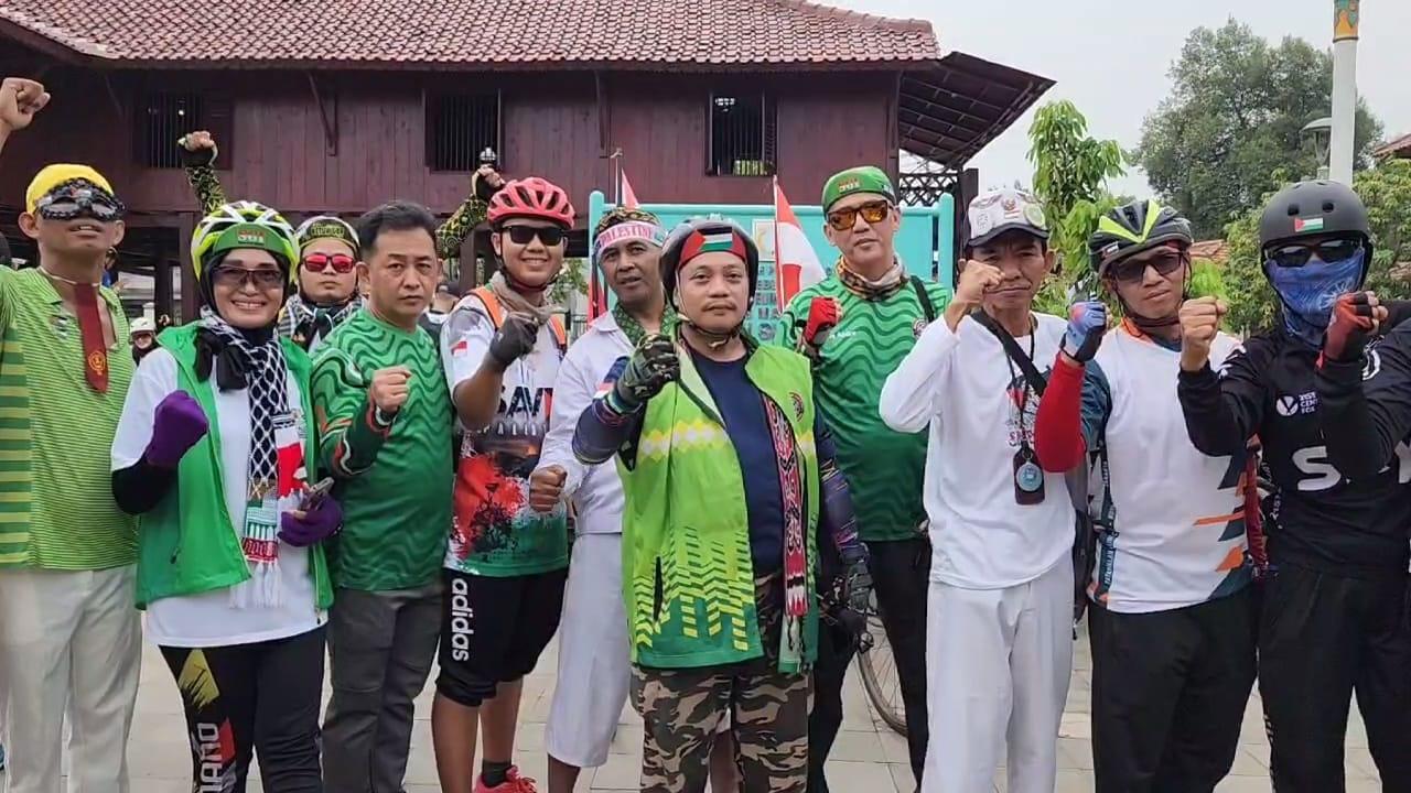 Komunitas-sepeda-menggelar-aksi-Gowes-Bersama-dalam-mendukung-perdamaian-Palestina.jpg